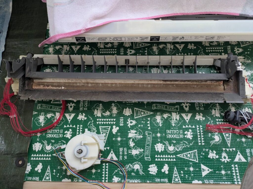 秋田市エアコンクリーニングドレンパン分解送風ファン抜き洗浄