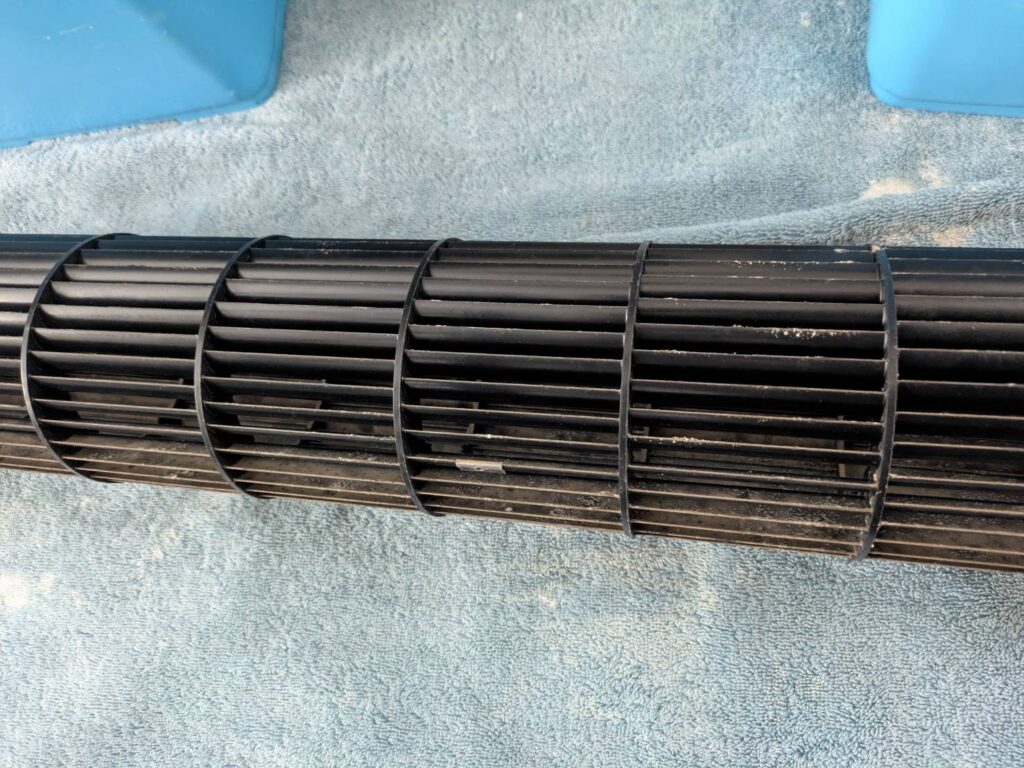 秋田市エアコンクリーニングドレンパン分解送風ファン抜き洗浄