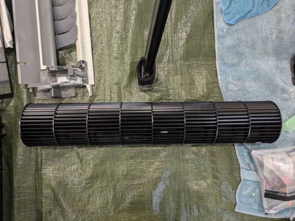 秋田市エアコンクリーニングドレンパン分解送風ファン抜き洗浄